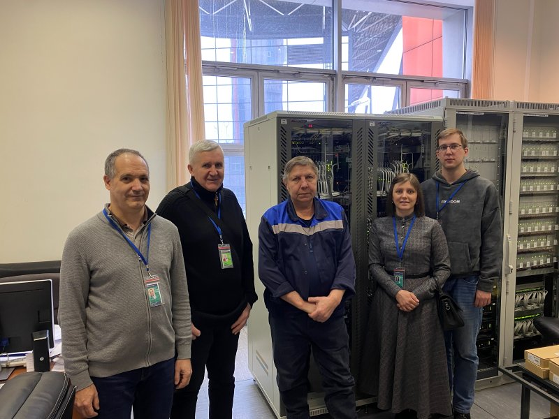 Сотрудники 1РТК на фоне смонтированной системы связи на оборудовании 1РТК